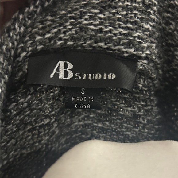 AB studio size small 2 button sweater/ cardigan perfect condition - Picture 6 of 6